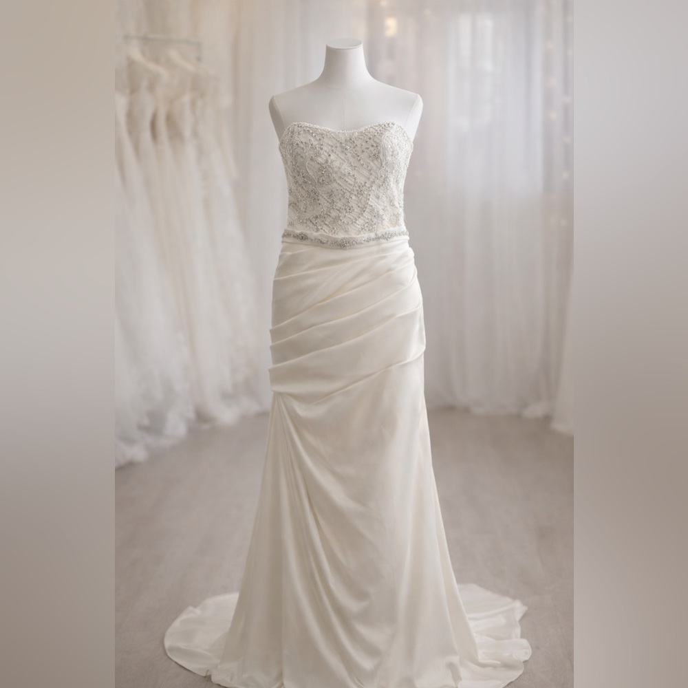 Casablanca Bridal Wedding Gown – Size 8 – Beaded Strapless – Style 2097